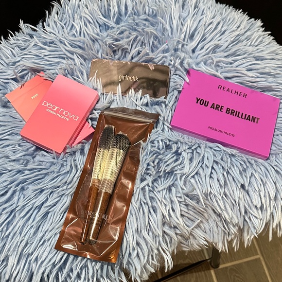 Pear Nova Pink & Peach Cheek Palette Set with Brushes - Picture 2 of 3